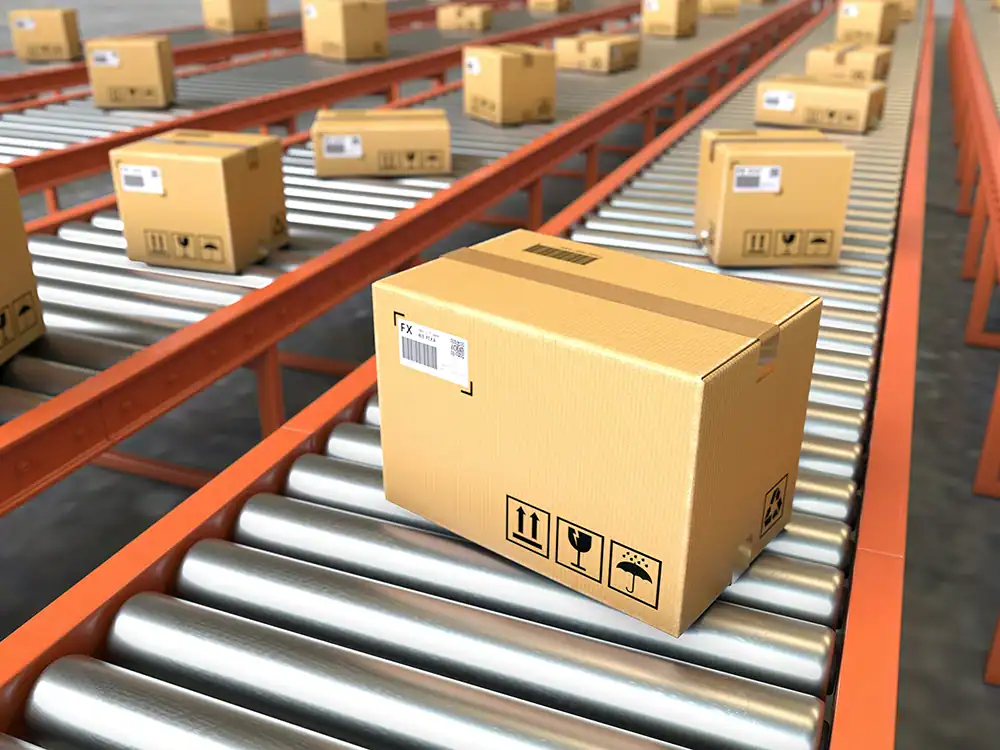Versandkartons bewegen sich auf einem Förderband im Logistikzentrum.